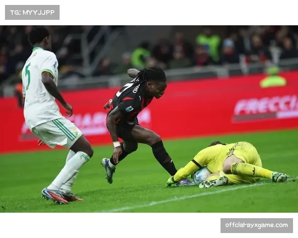 转播镜头给到场边AC米兰分析师，他正快速向助理教练传递数据纸条