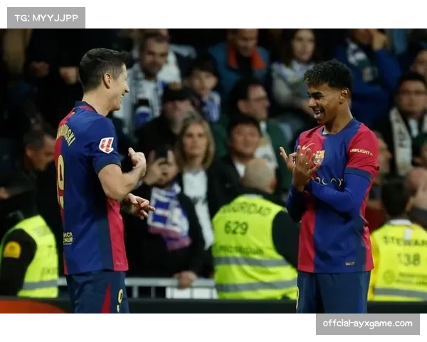 巴萨3-1逆转瓦伦西亚，莱万梅开二度锁定联赛次席